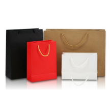 Bolsa de papel en blanco promocional, bolsa de regalo de papel de ropa portátil de tarjeta blanca